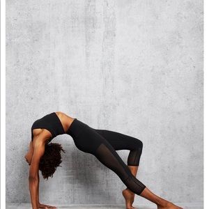 ALO yoga off the grid capri xs black